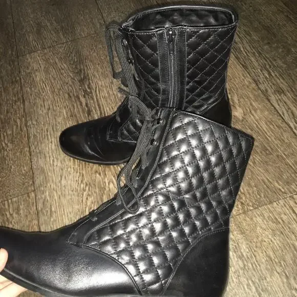 Neiman Marcus Women’s Size 9 Quilted Lace Up Black Boots - Picture 4 of 13